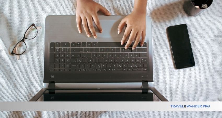 how to choose a travel laptop